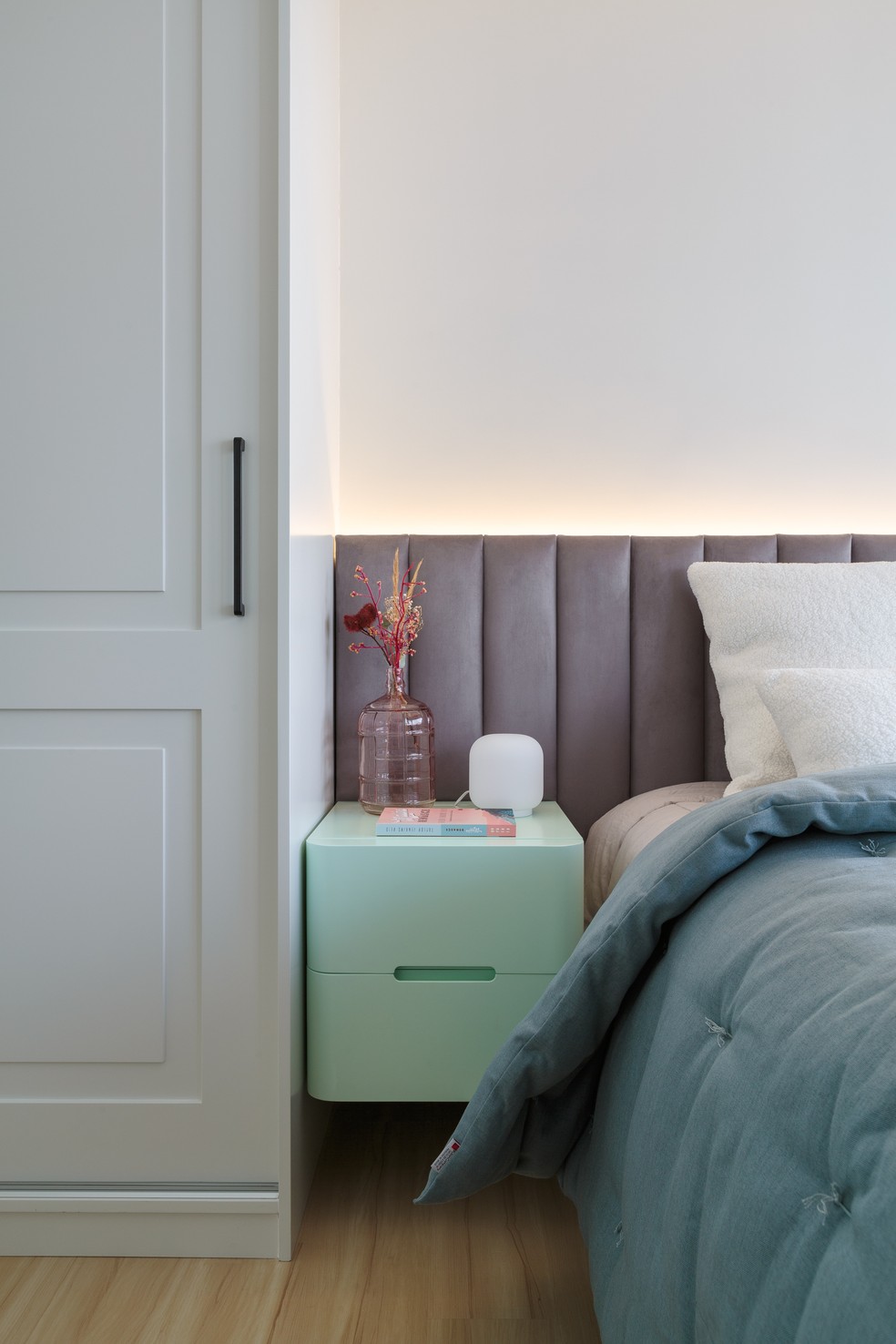 Piso vinílico amadeirado traz conforto térmico aos dormitórios — Foto: Felco