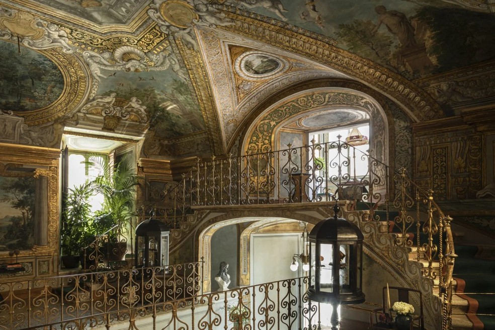 Os palácio possui detalhes em dourado por toda parte e tetos desenhados  — Foto: Mattia Aquila