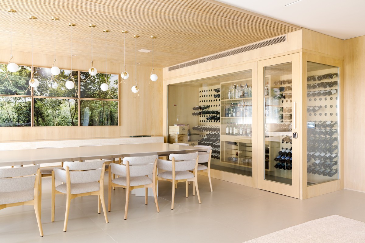 Décor do dia: sala de jantar com muita madeira e adega ampla
