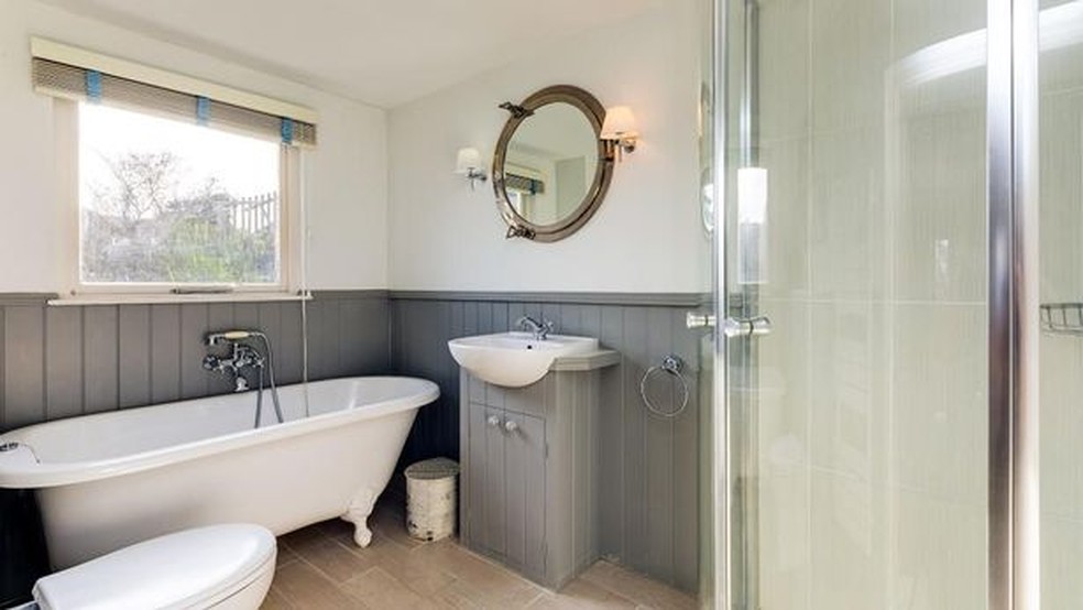 Banheiro de casa avaliada em 7 milhões na Inglaterra — Foto: John Bray & Partners/Divulgação