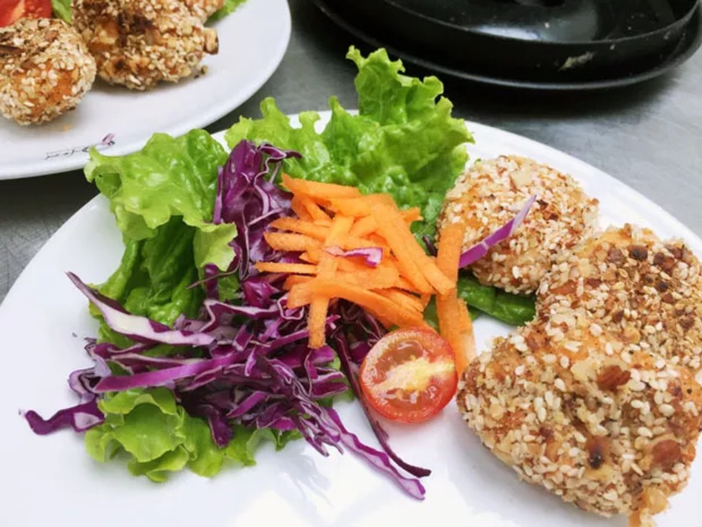 Nugget funcional de frango pode ser servido com salada — Foto: Divulgação