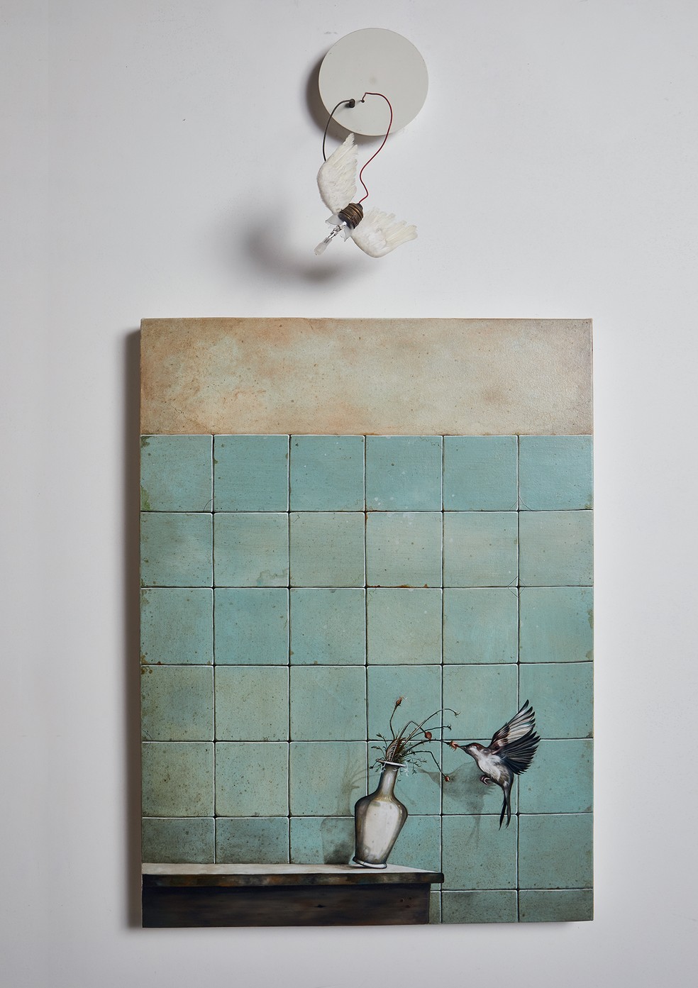Obra de Andrey Rossi acompanhada da arandela Lucellino, de Ingo Maurer — Foto: Deco Cury