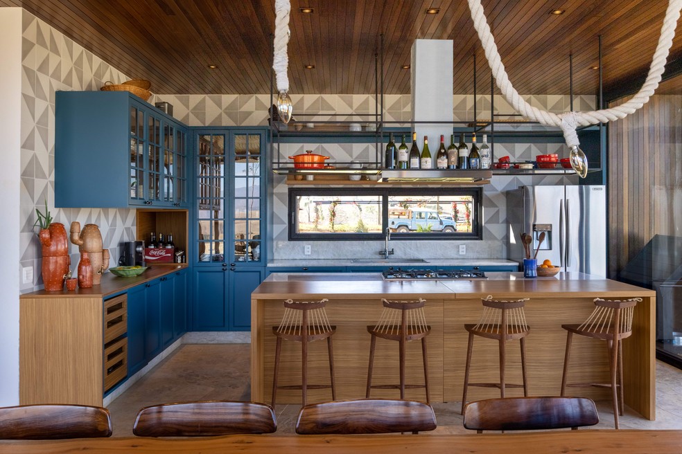 Projeto de cozinha em azul e móveis de madeira, assinado pela arquiteta Hana Lerner  — Foto: Divulgação