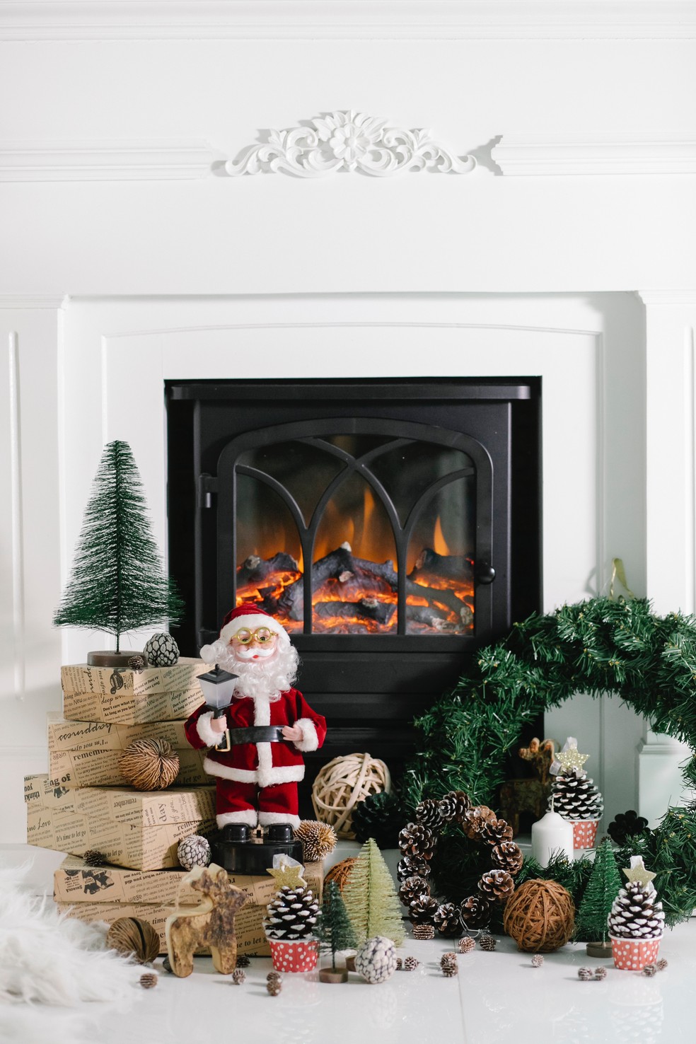 Lareira usada como centro de decoração para a casa no Natal — Foto: Laura James/Pexels