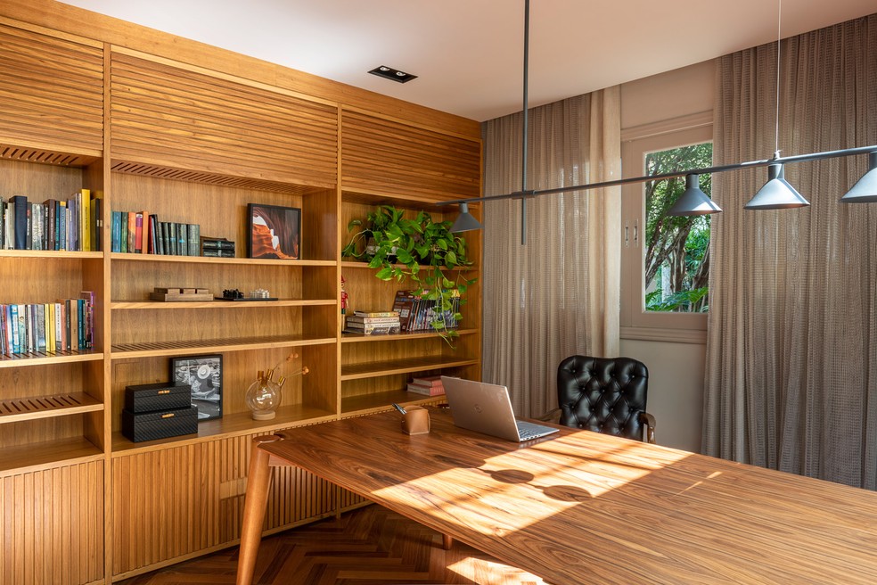 Décor do dia: escritório sofisticado com estante de madeira
