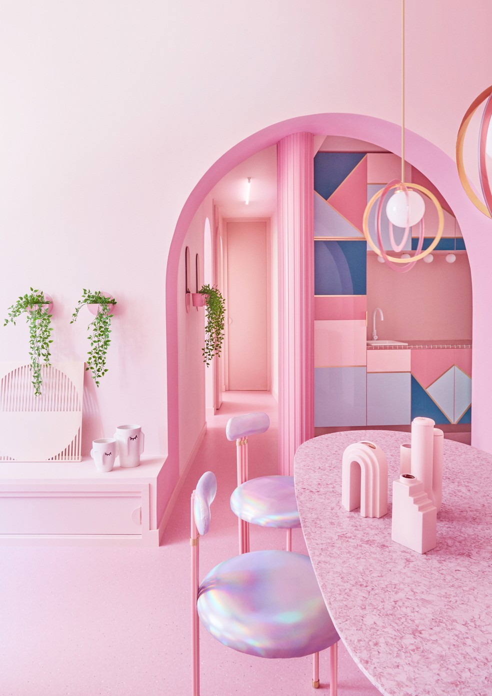 A designer Patricia Bustos utilizou doze tons de rosa para criar o cenário deste apartamento em Madrid, na Espanha — Foto: JC de Marcos
