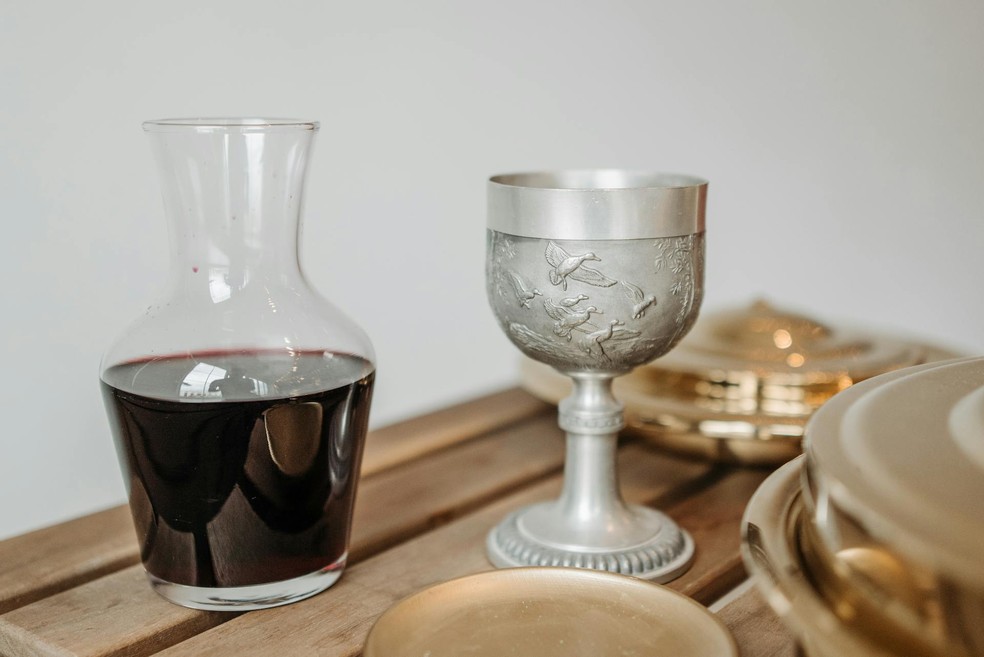 Água dura, sal, molhos,café e vinho estão entre os itens que mais costumam manchar o aço inox — Foto: Pavel Danilyuk/Pexels