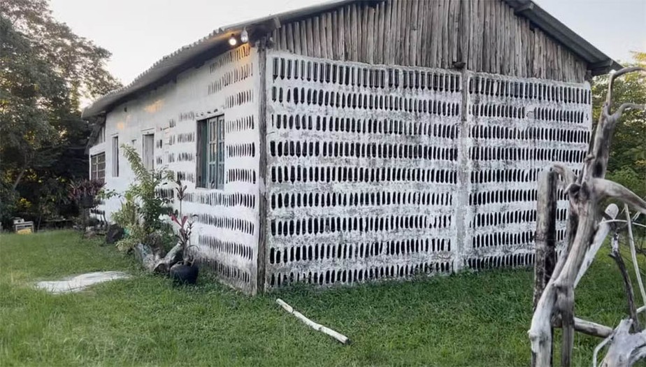 Mãe e filha constroem casa sustentável com 8 mil garrafas de vidro, em  Pernambuco