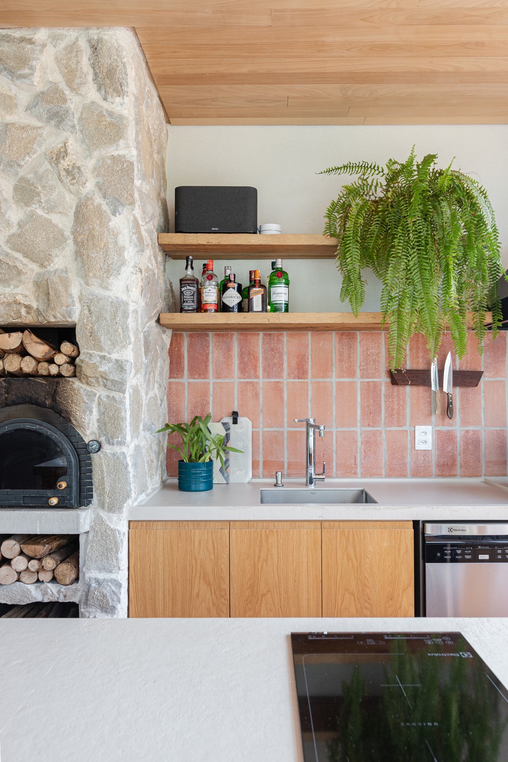 Décor do dia: área gourmet com churrasqueira e forno de pizza