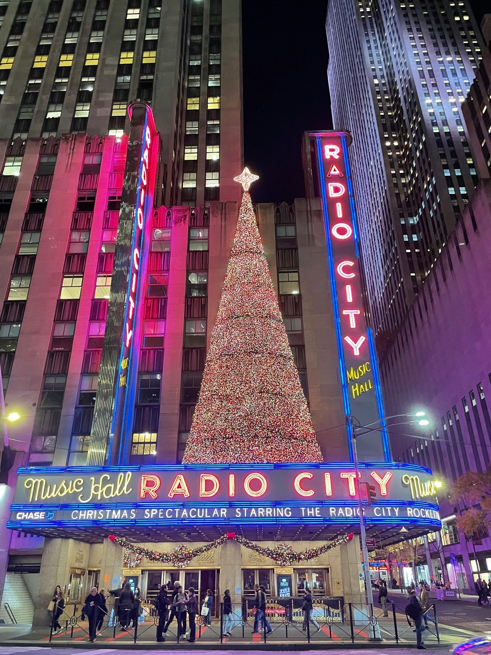Radio City Musical Hall, em Nova York, decorado para o natal com uma árvore gigante e cheia de luzes — Foto: Pexels/Christian Konopatzki