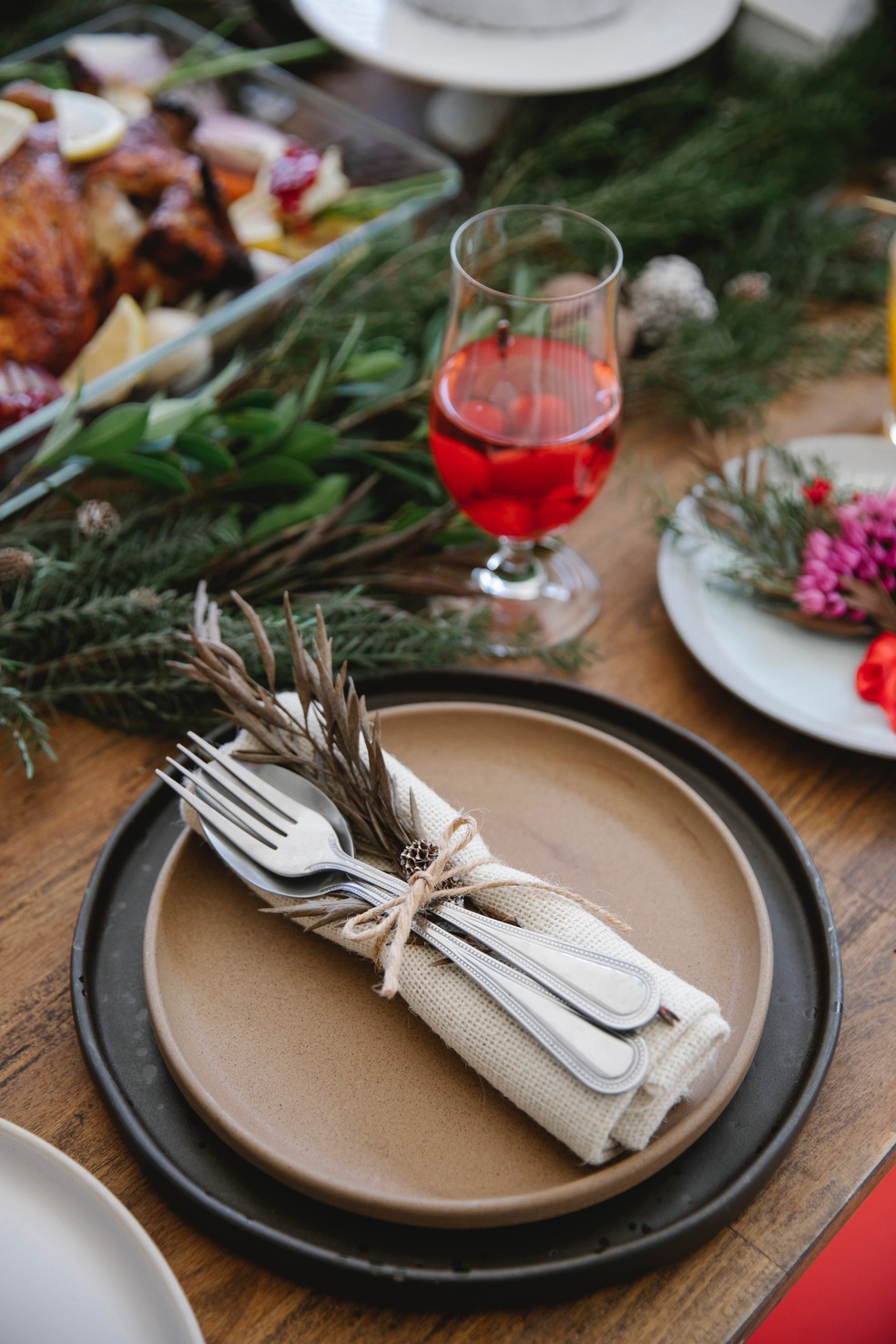 Louça para as refeições da ceia com decoração natalina — Foto: Tim Douglas/Pexels