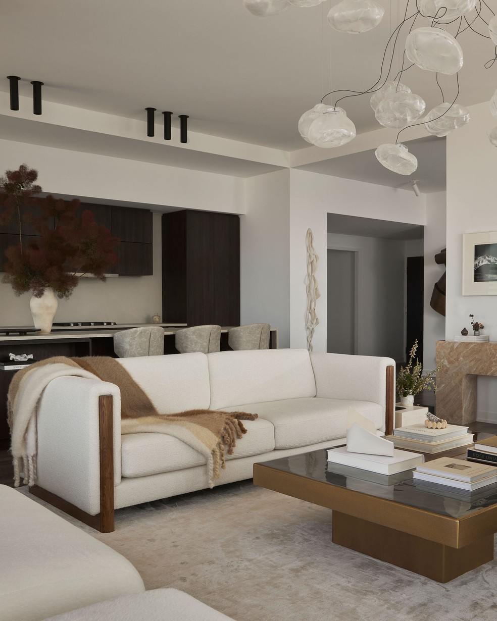 Décor do dia: sala de estar com móveis curvos e obras de arte