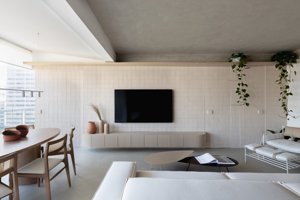 Sensação de leveza permeia apartamento minimalista de 70 m²