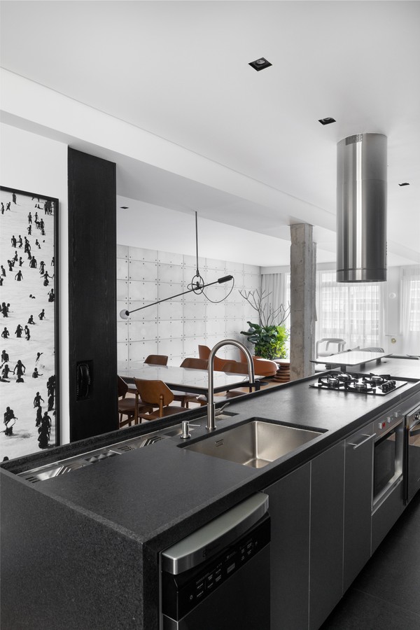 Décor do dia: cozinha com ilha integrada à sala de jantar industrial