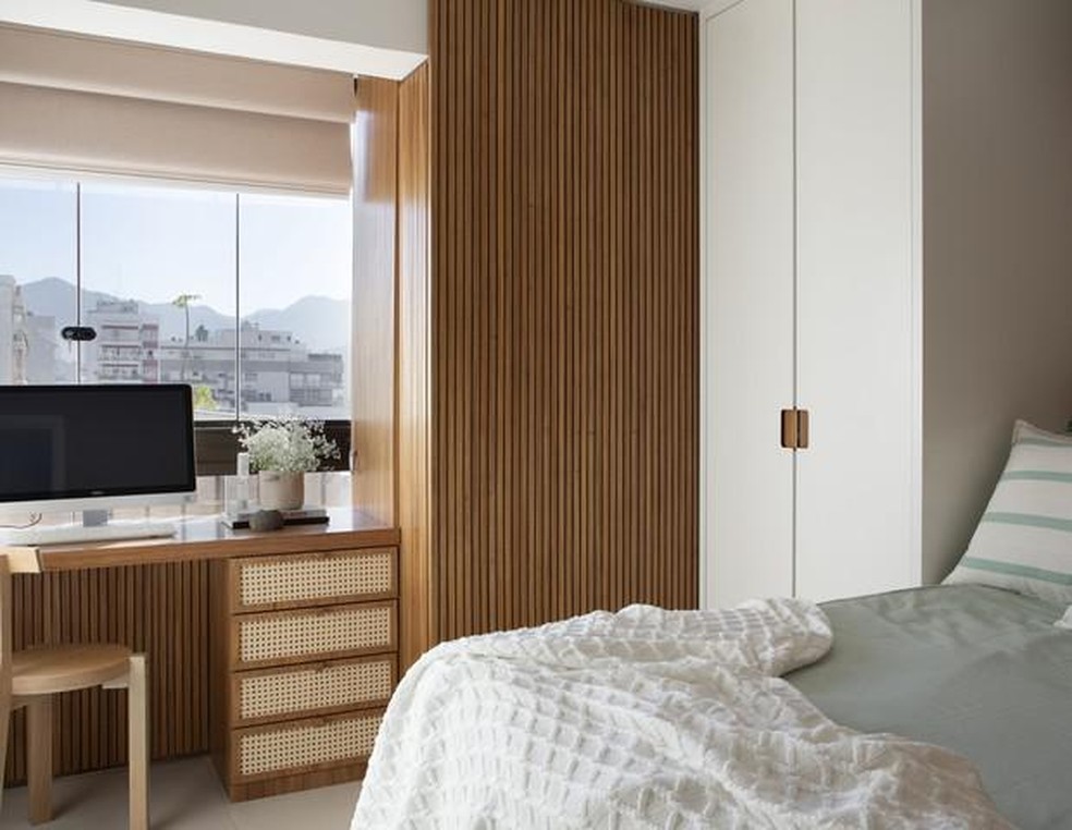 No segundo dormitório, a antiga sacada tornou-se um espaço de home office (Foto: Denilson Machado/MCA Estúdio) — Foto: Casa Vogue
