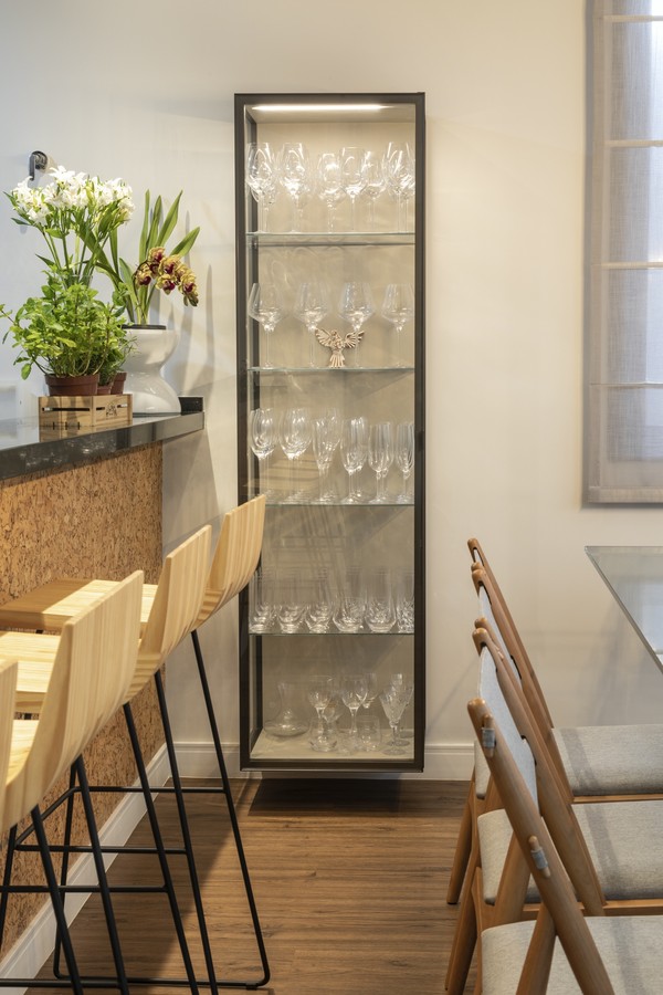 Cristaleira suspensa: 10 ideias de decoração que também ajudam na ...