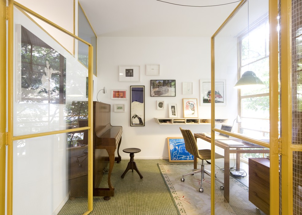 Espaço para o home office em apartamento no Louveira, em São Paulo — Foto: Maíra Acayaba