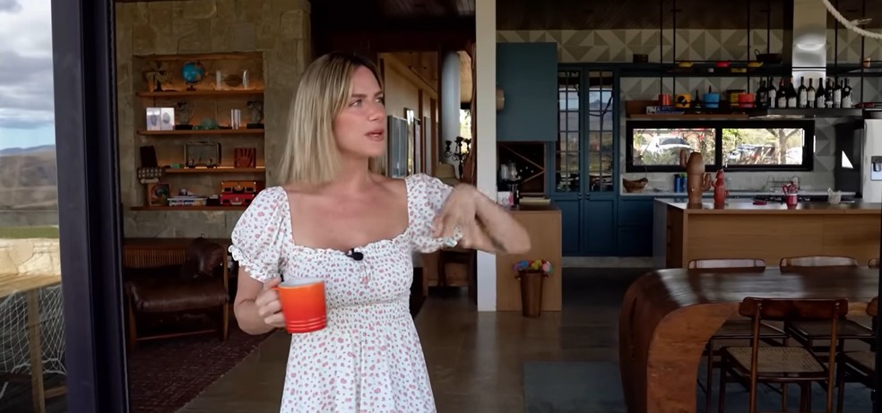 Giovanna Ewbank mostra cozinha da casa do rancho — Foto: Reprodução/Youtube