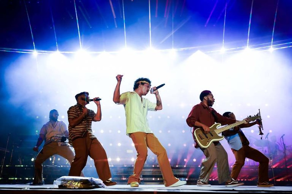 Bruno Mars e banda no palco do The Town, em São Paulo — Foto: Divulgação/The Town