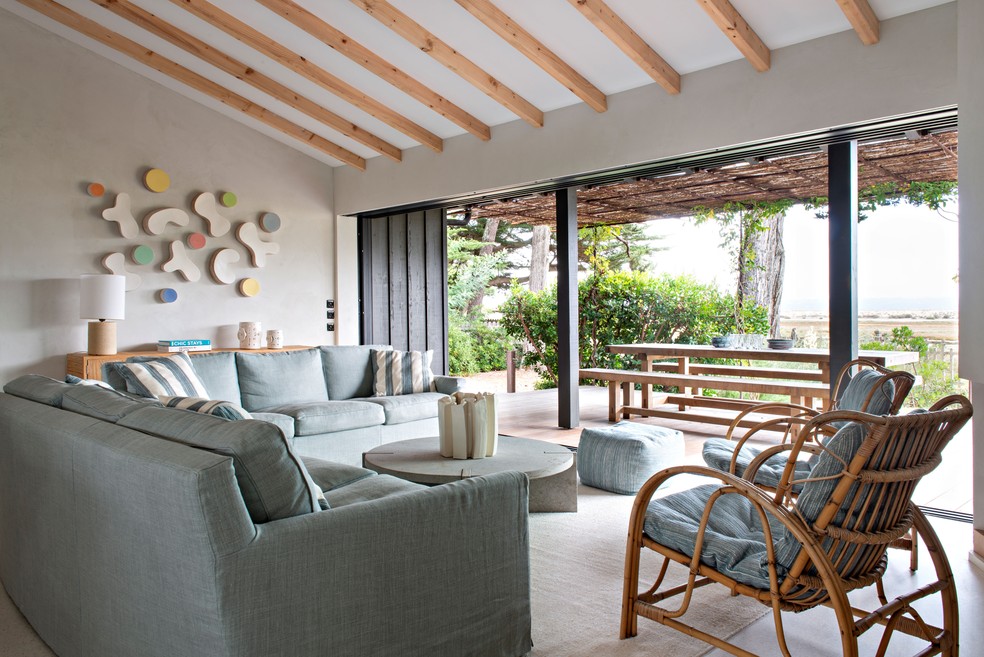 Na França, casa de praia de 134 m² exibe décor despojado após reforma