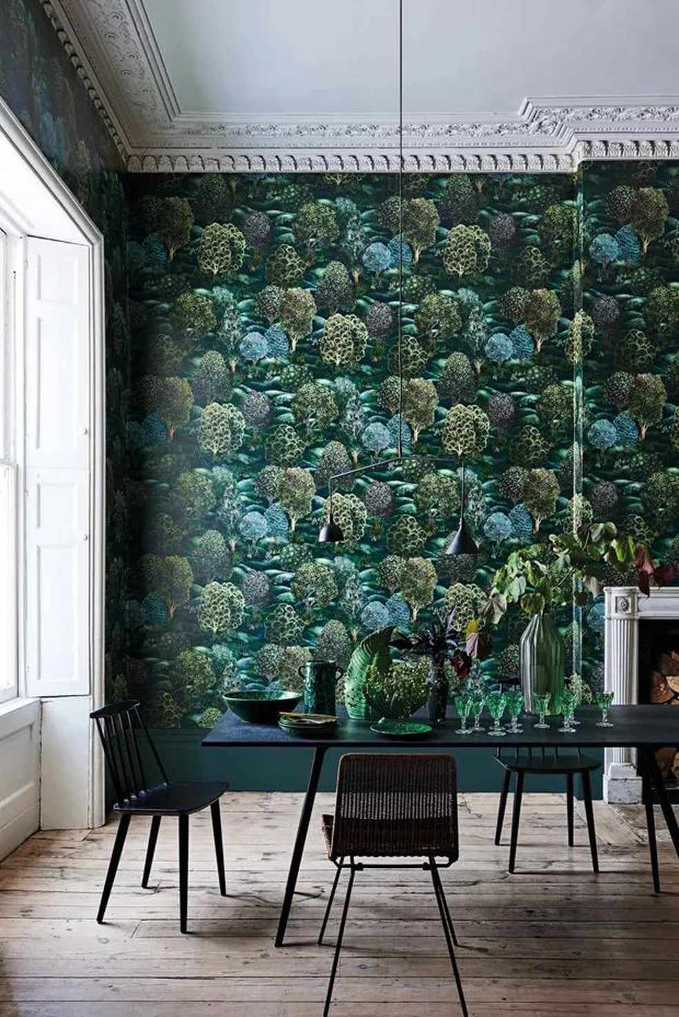 Décor do dia: sala de jantar decorada com papel de parede florestal (Foto: Cole & Son/Divulgação) — Foto: Casa Vogue