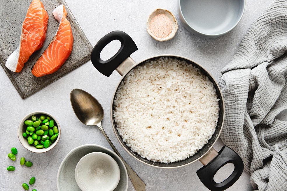 Além de deixar o arroz mais solto, o vinagre também tem o poder de deixá-lo mais saboroso — Foto: Getty Images