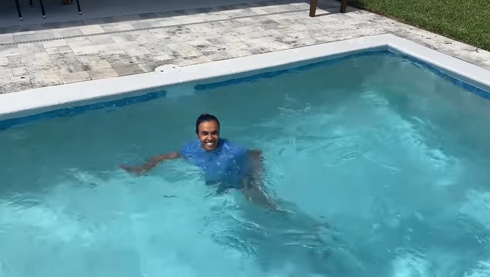 Ela aproveita a piscina de sua mansão em Orlando — Foto: Reprodução/Youtube