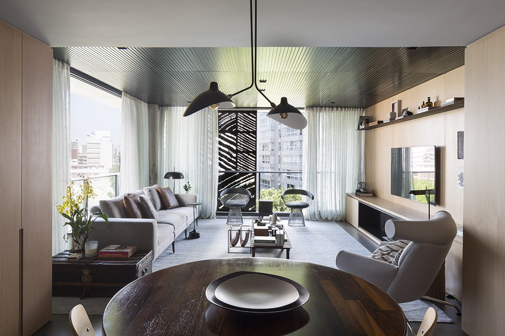 Apartamento de 105 m² exibe suíte ampla com closet e home office