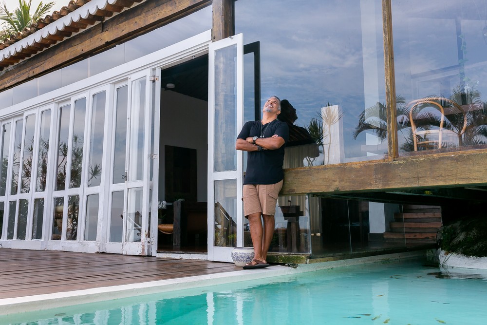 Luka Ribeiro, galã da década de 90, se hospeda em 'escultura ...