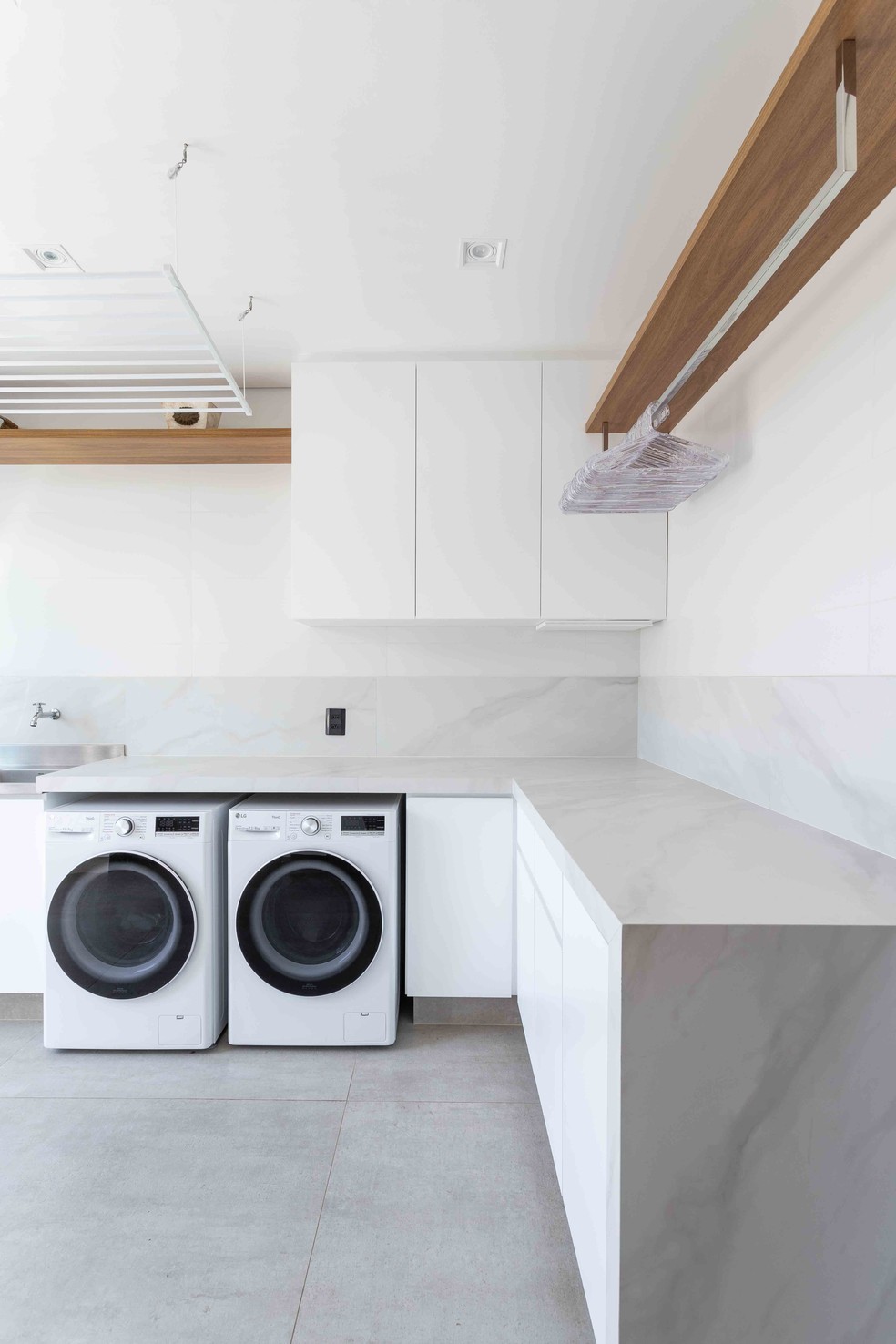 A lavanderia, por sua vez, ganhou décor total white — Foto: Leandro Moraes