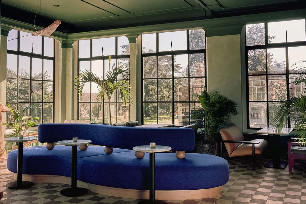 O sofá azul-cobalto é a peça central do The Orangery  — Foto: Divulgação/A-nrd