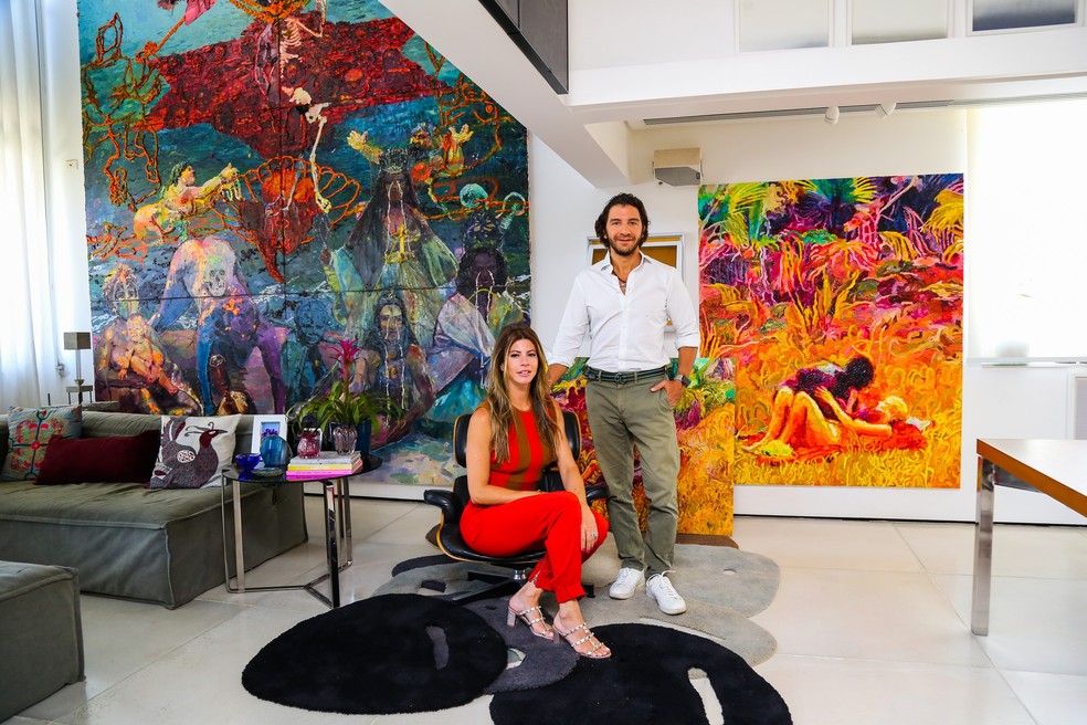O casal Fabio Szwarcwald e Tatiana Zukerman gerencia a plataforma para alugar obras de arte — Foto: Jessica Leone / Divulgação