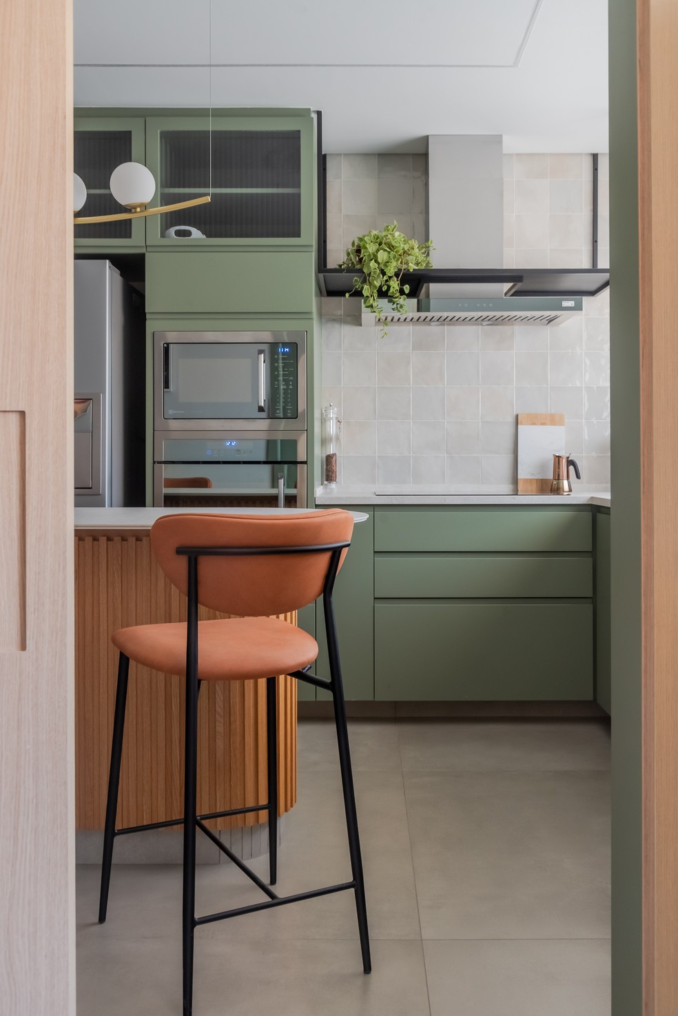 Cozinha verde assinada pela arquiteta Mari Milani — Foto: Erika Urbino