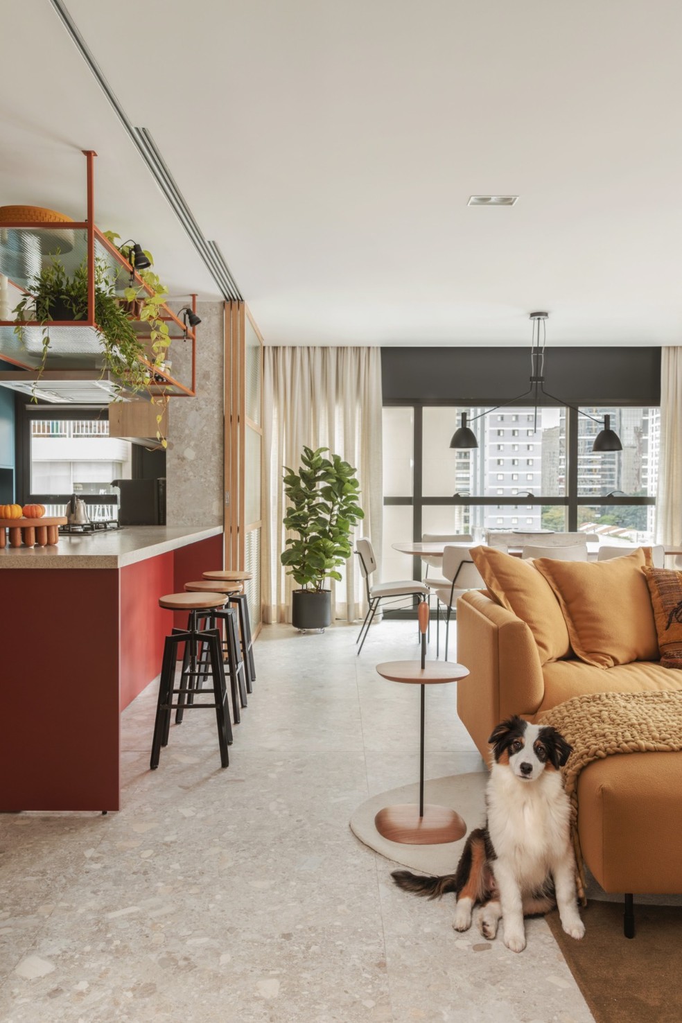 O piso de porcelanato é da Portobello e a marcenaria, da Florense. As plantas e os vasos são da Selvvva — Foto: Maura Mello | Produção: Mayra Navarro