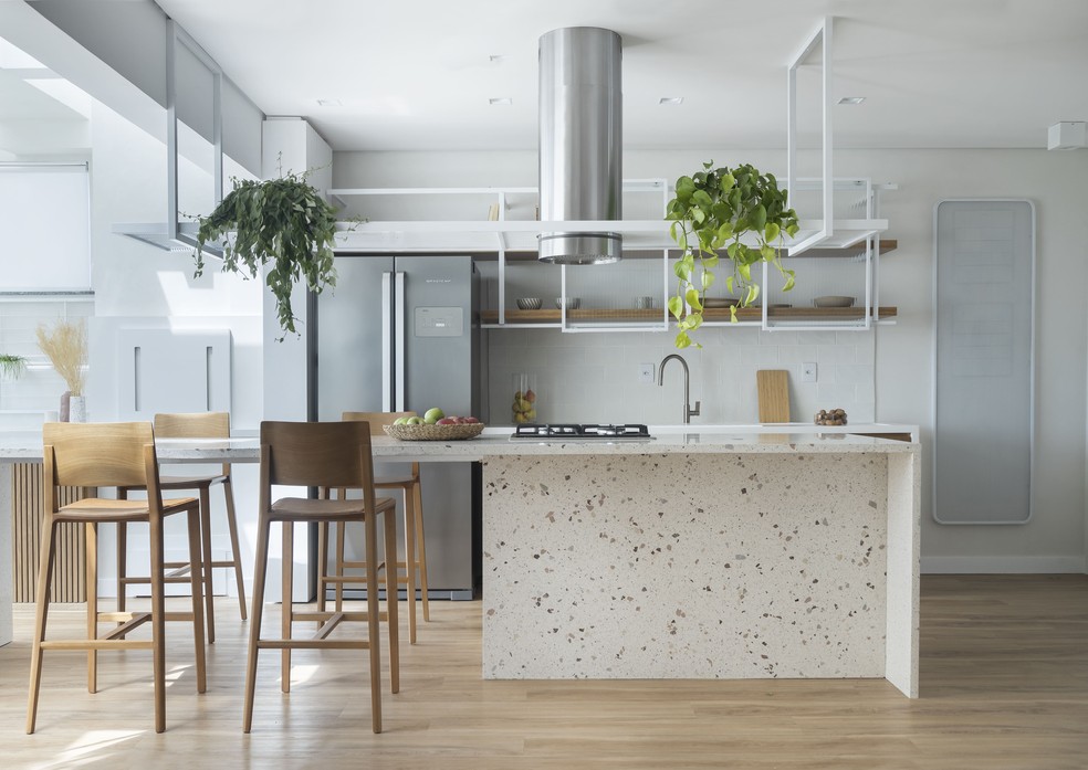 Cozinha com península projetada pela arquiteta Andressa Venturini — Foto: Mariana Boro/ACASAA