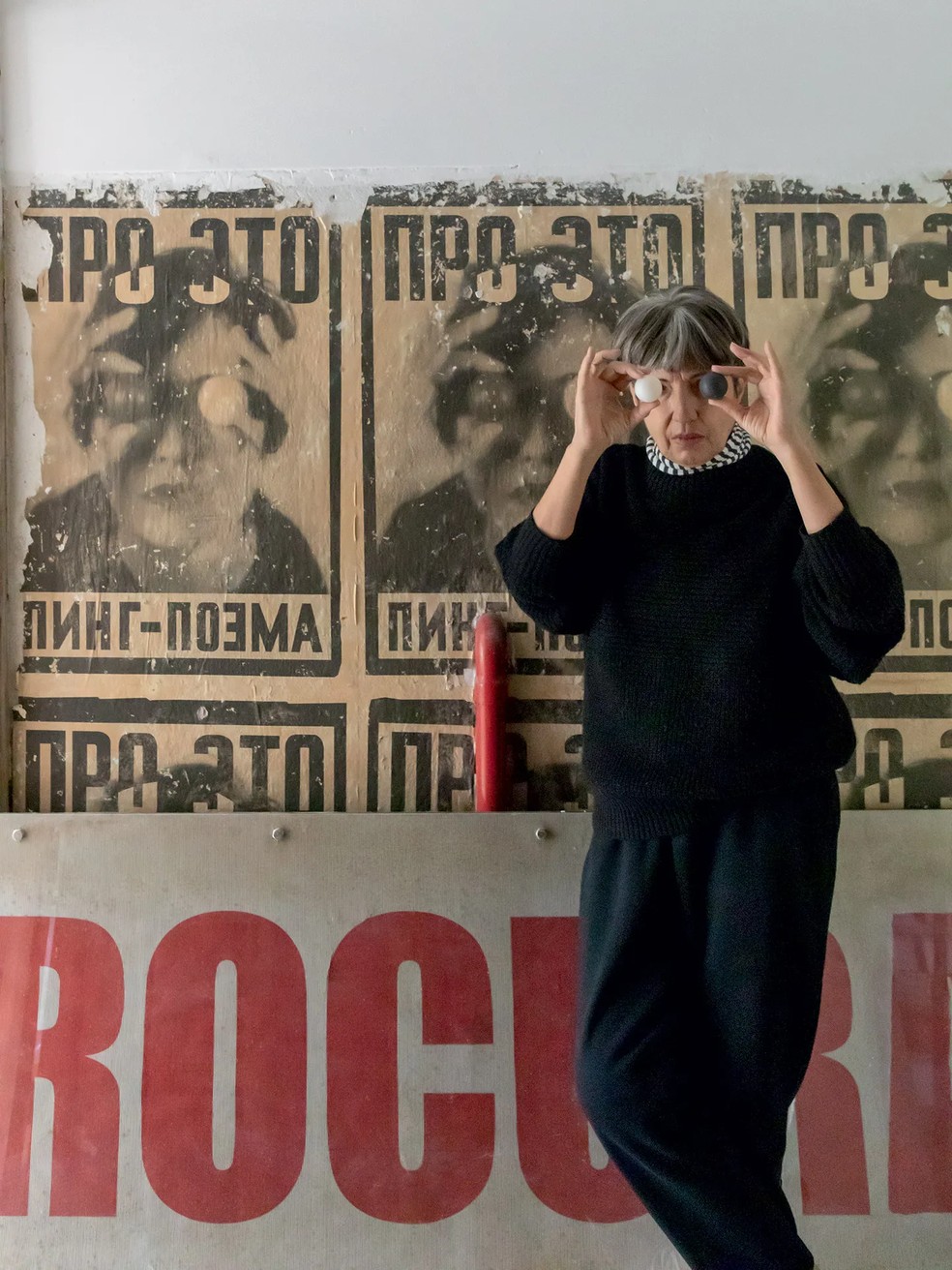 No mesmo ambiente, a artista resgata sua pose no lambe-lambe Ping-Poema, com inscrições em cirílico, parte da exposição Território Expandido — Foto: Ruy Teixeira