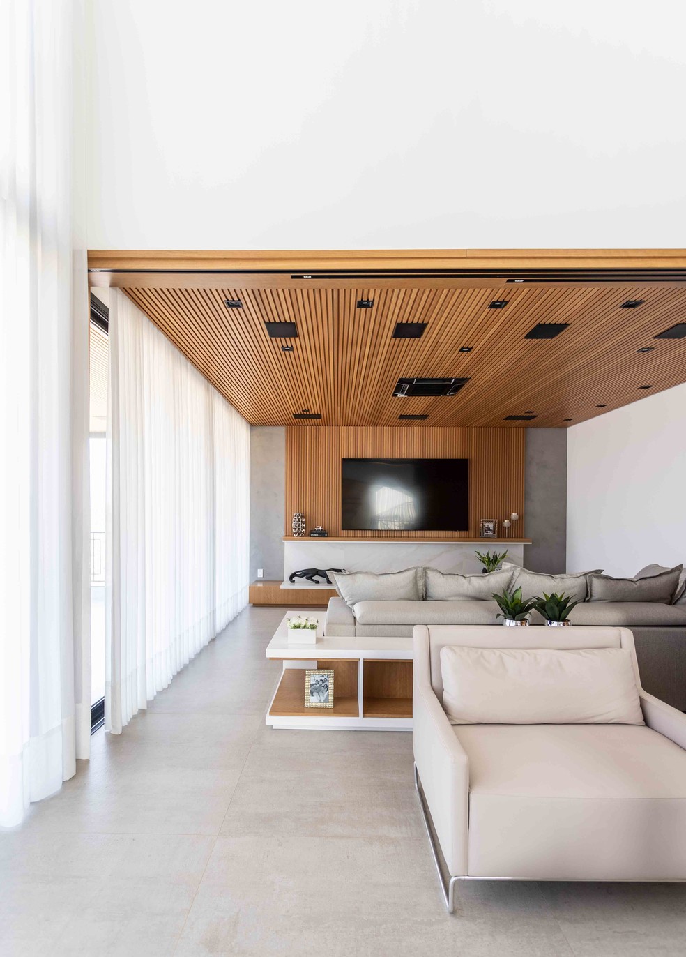 Casa de 685 m² tem vista para as montanhas, spa e décor em tons neutros — Foto: Leandro Moraes