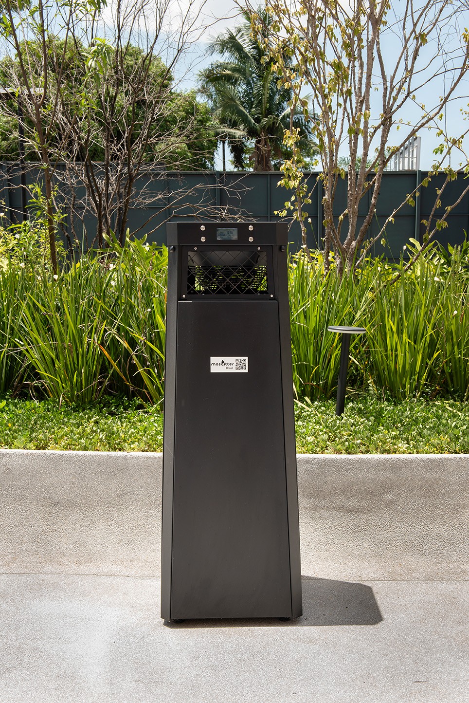 O dispositivo Mosqitter 3.0, da Mosqitter, é uma solução tecnológica e sustentável contra os mosquitos. Aqui, ele na área externa co CVE 2024 — Foto: Dora de Barros
