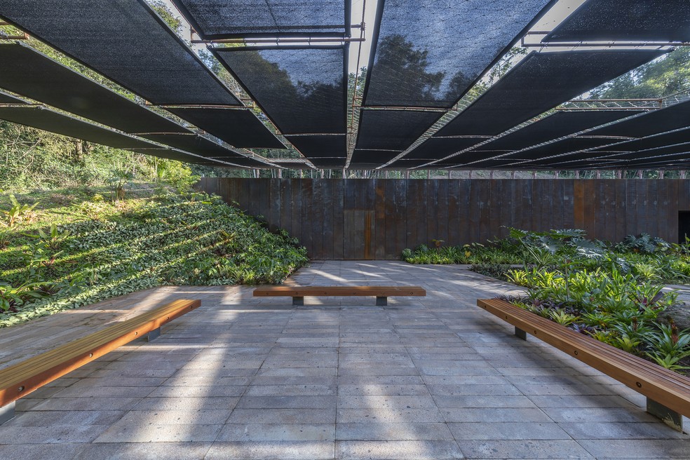 A galeria foi concebida como uma praça acolhedora e equipada com bancos de madeira minimalistas — Foto: Daniel Mansur
