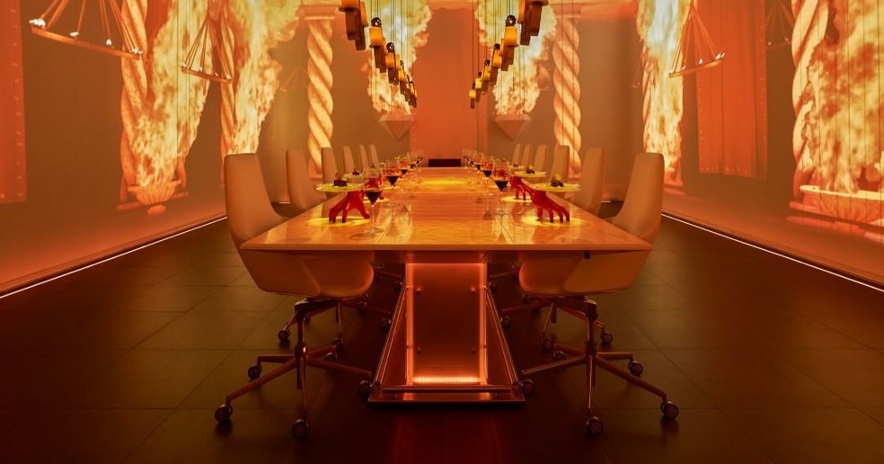 Espaço com mesa para 12 pessoas — Foto: Reprodução