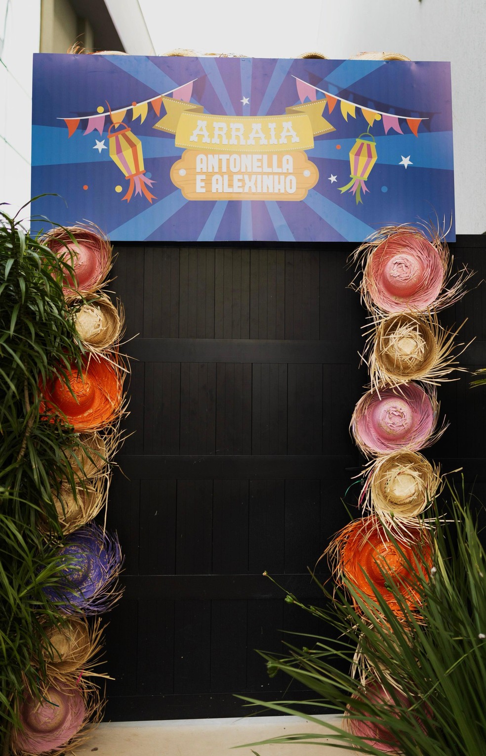 Porta de entrada da casa do jogador  Alex Telles e da influenciadora Vitoria Telles decorada para arraiá — Foto: Divulgação