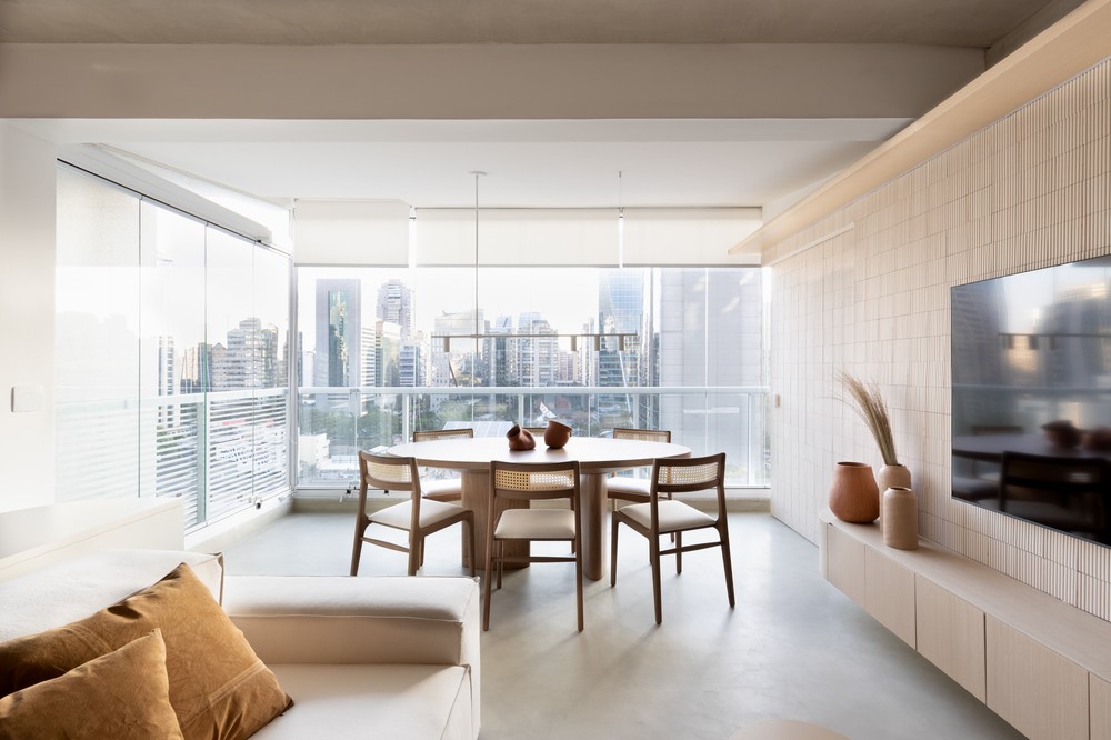 Sensação de leveza permeia apartamento minimalista de 70 m²