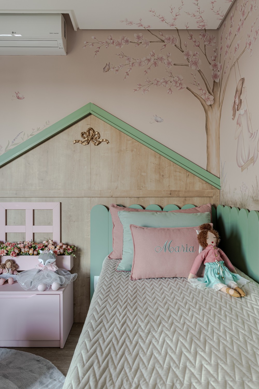 Décor do dia: quarto infantil com tons terrosos e cabeceira de casinha