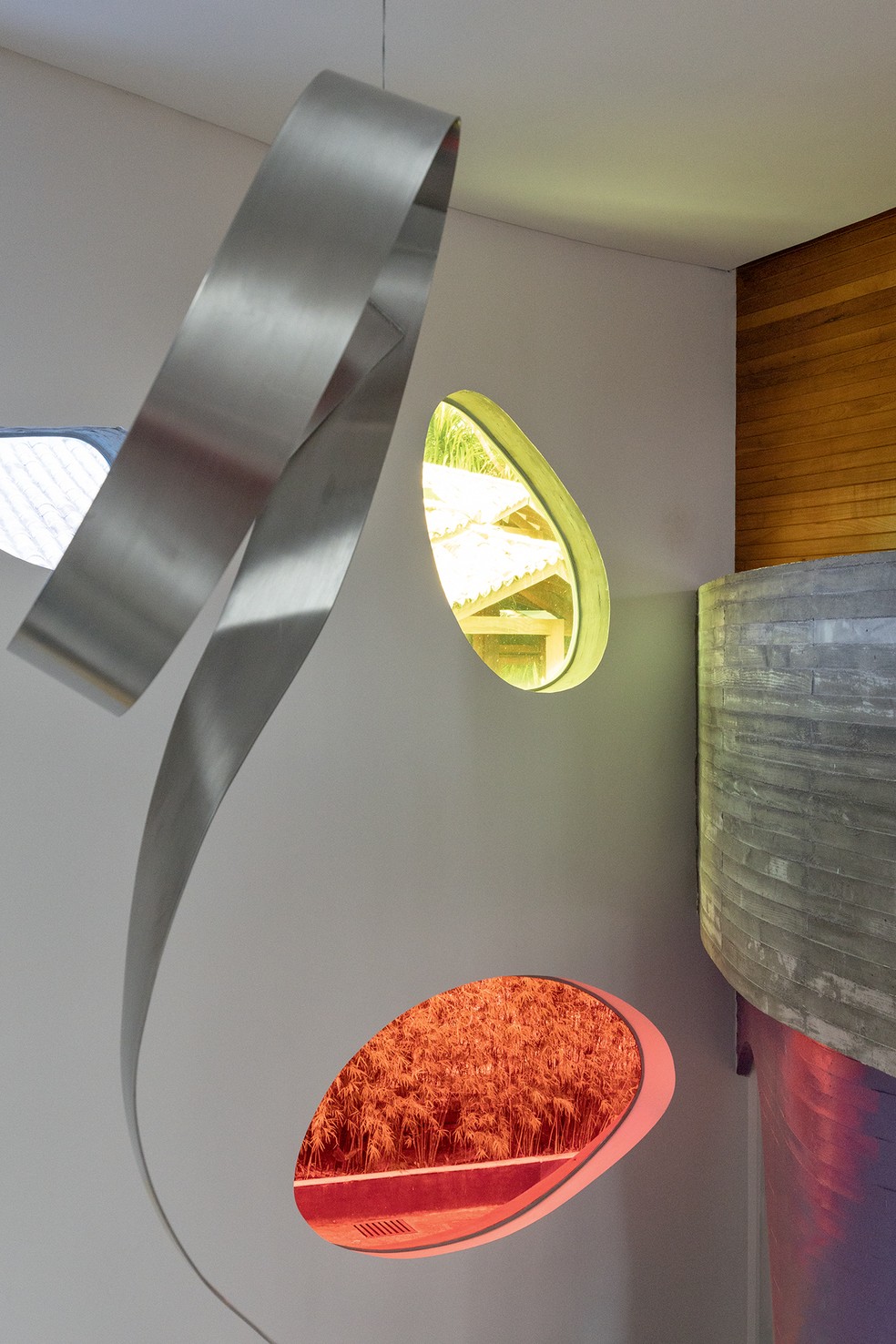 A escultura Sem Título (2013), de Tomie Ohtake, feita de aço inox, dialoga com as janelas coloridas e orgânicas da Casa Caldas — Foto: Ruy Teixeira