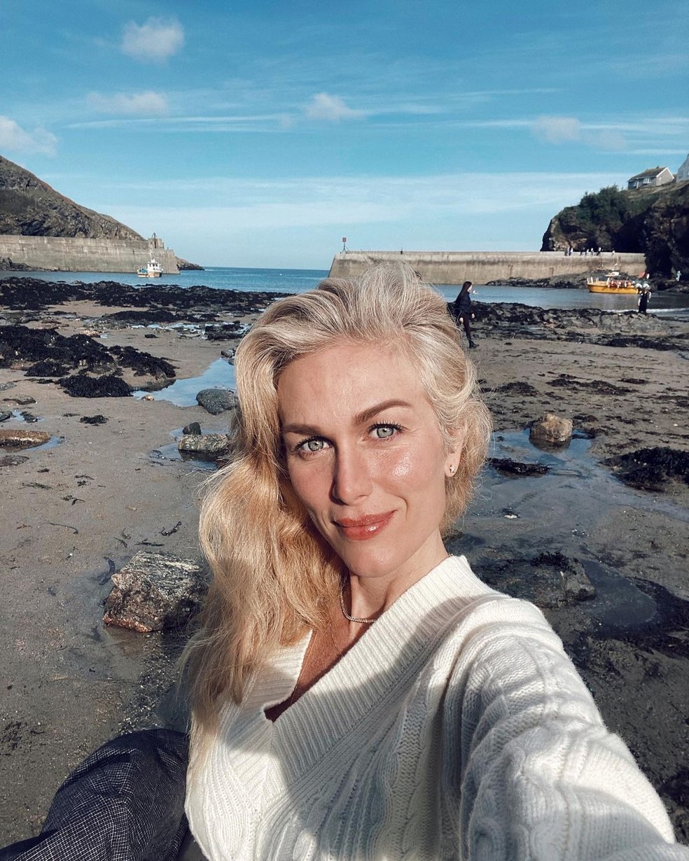 Ludmilla Dayer na região de Port Isaac, em Cornwall, na Inglaterra — Foto: Reprodução/Instagram