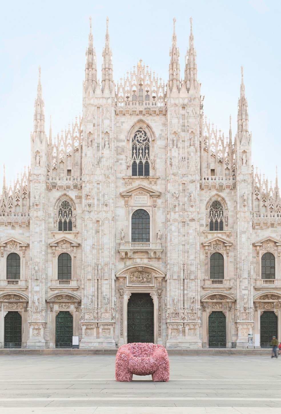 A poltrona Hortensia, em frente ao Duomo de Milão, nasceu como móvel digital e hoje é produzida pela marca holandesa Moooi — Foto: Mattia Greghi