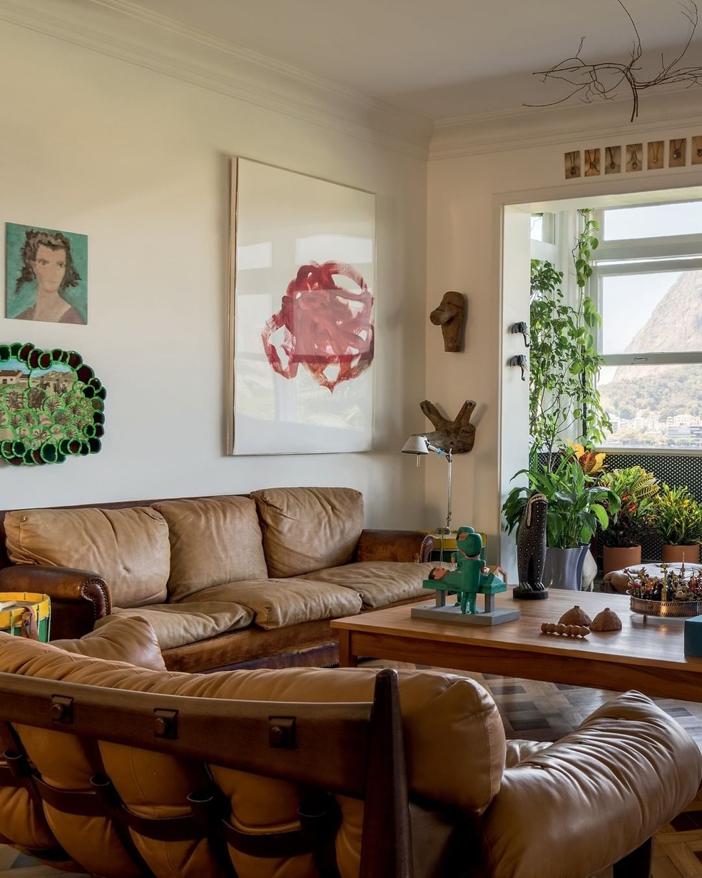 Sala de estar da estilista Isabela Capeto assinada pelo escritório Ouriço Arquitetura — Foto: Fran Parente