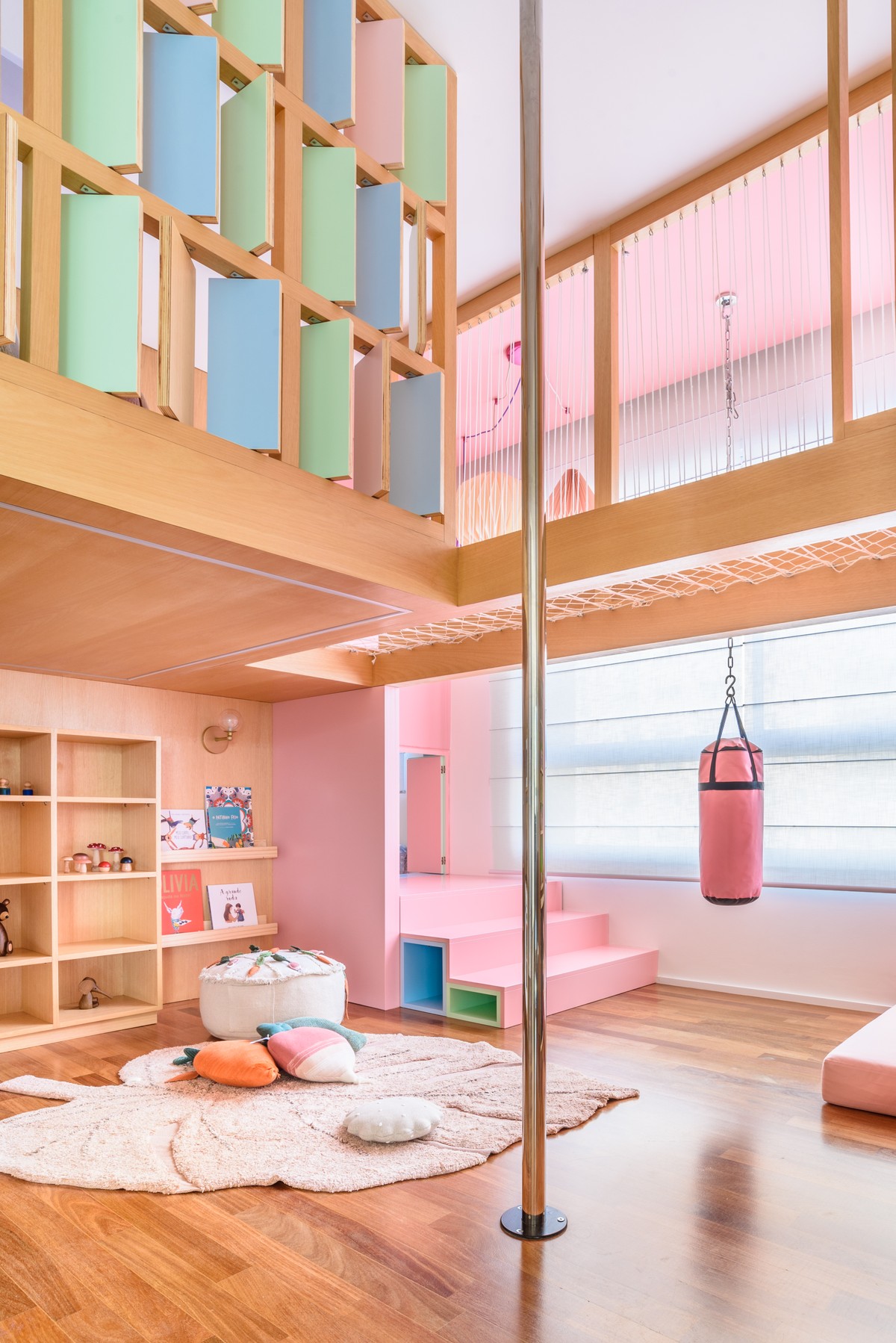Décor do dia: quarto de irmãs com brinquedoteca e parede de escalada