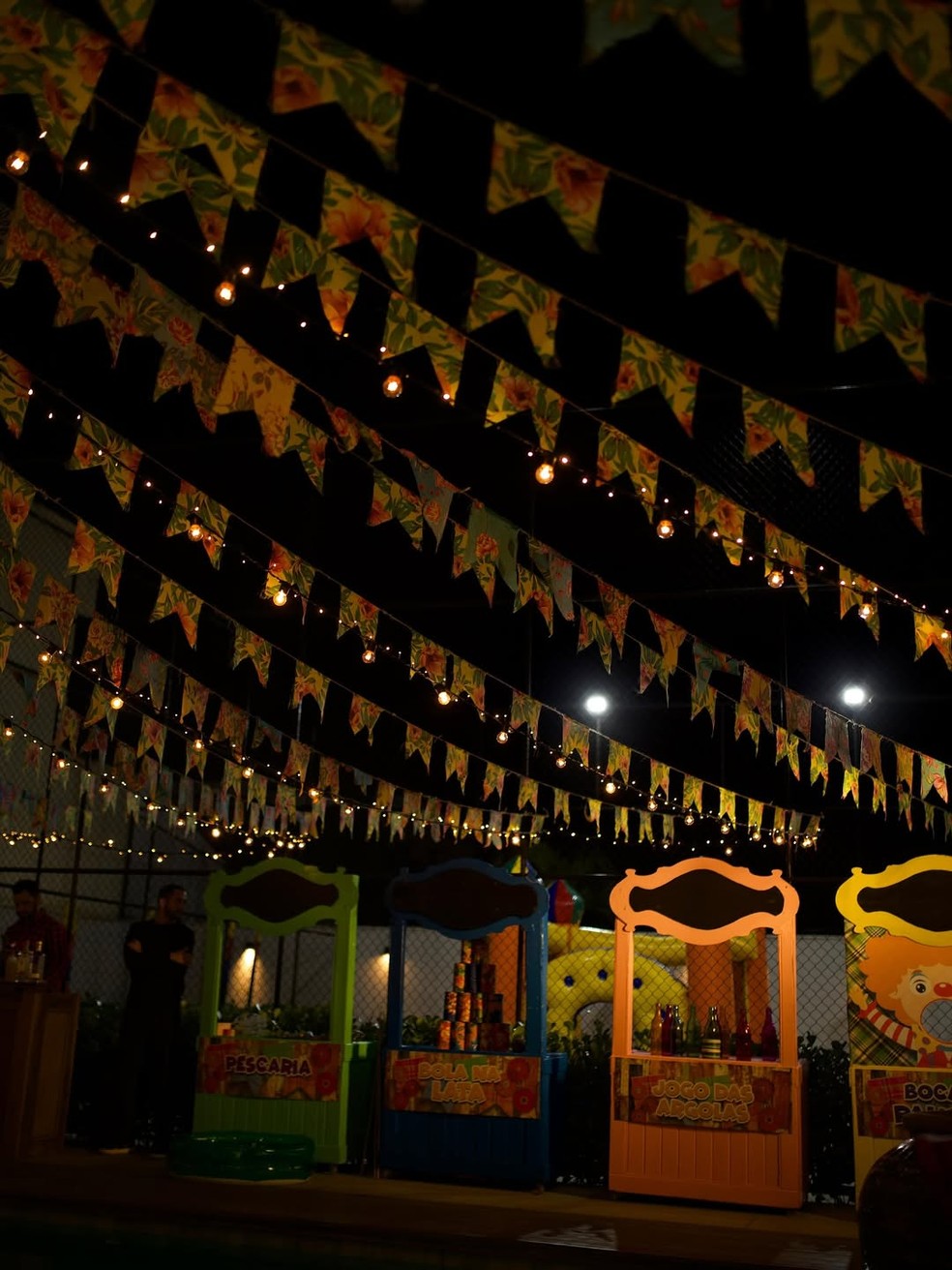 Bandeiras de chita e brincadeiras típicas de festa junina na área externa da casa do jogador  Alex Telles e da influenciadora Vitoria Telles — Foto: Divulgação