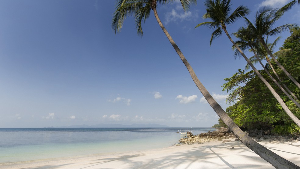 O Four Seasons Resort Koh Samui é rodeado pela natureza e por um mar calmo de cores deslumbrantes — Foto: Divulgação